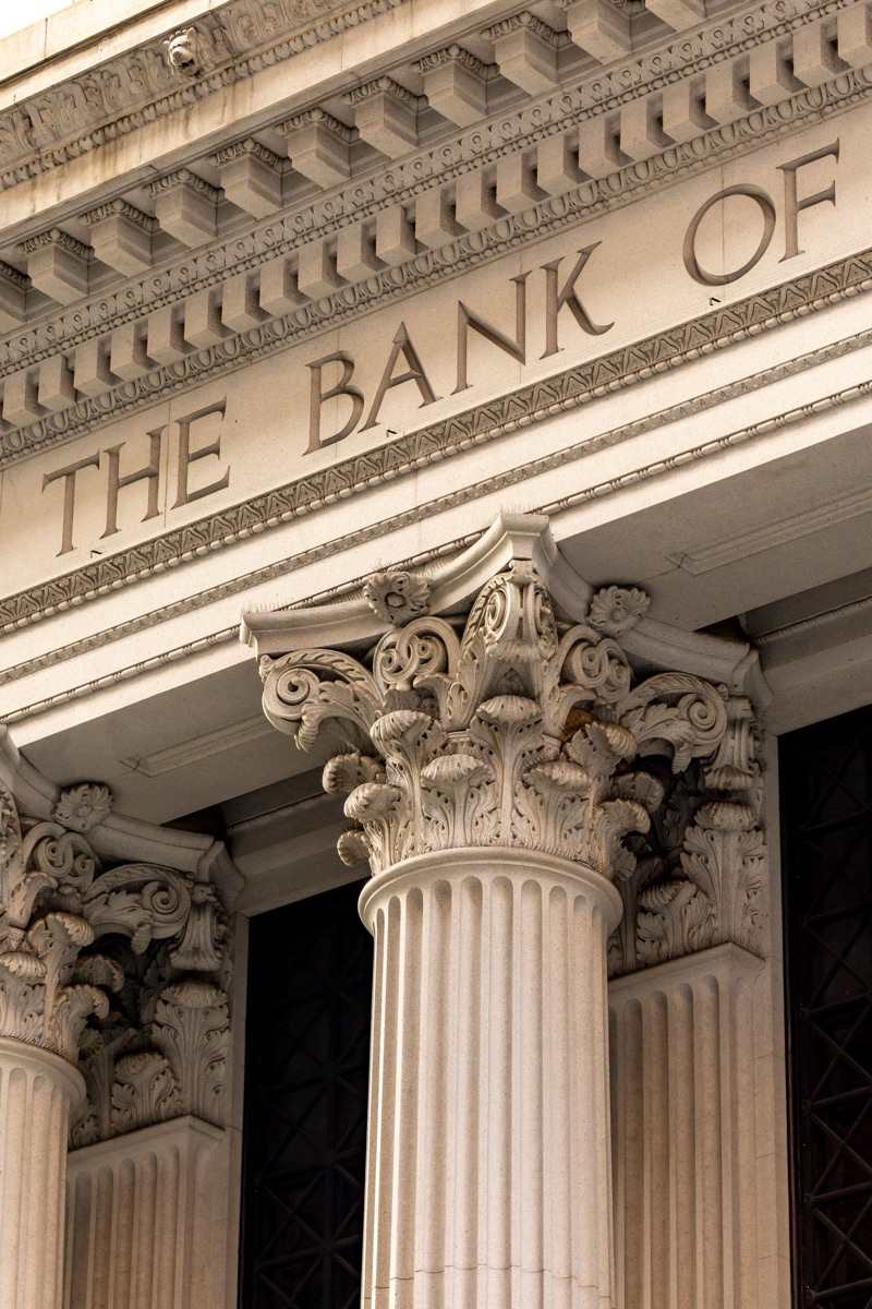 Fachada clásica de un edificio bancario con columnas