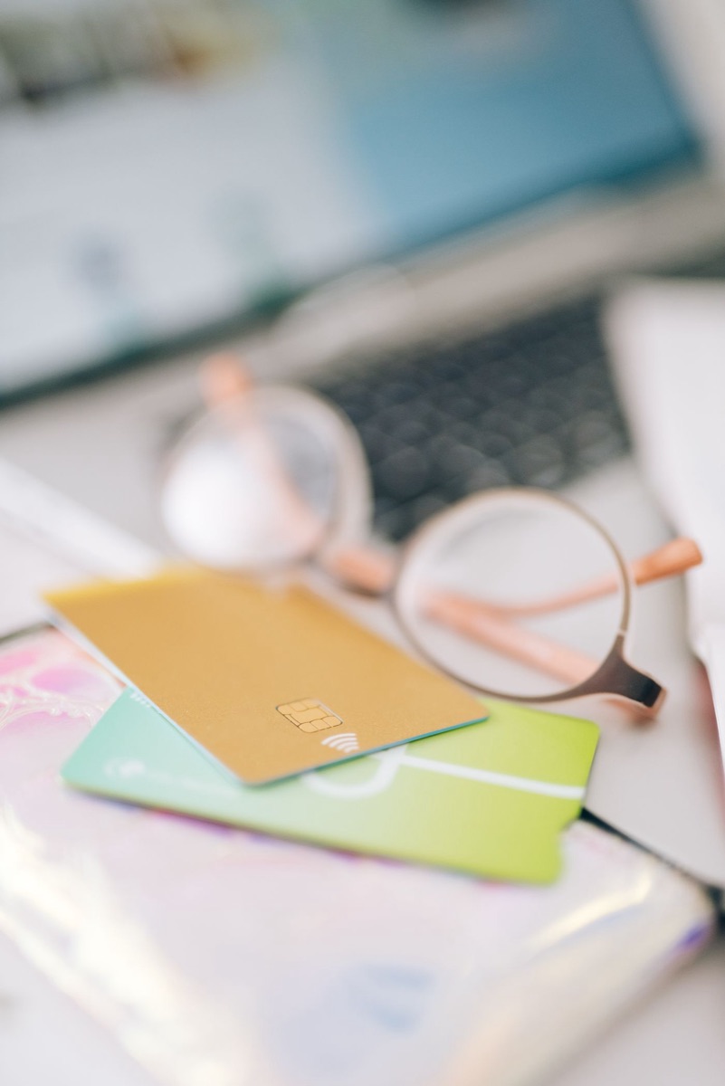 Tarjetas de crédito y unas gafas sobre un escritorio