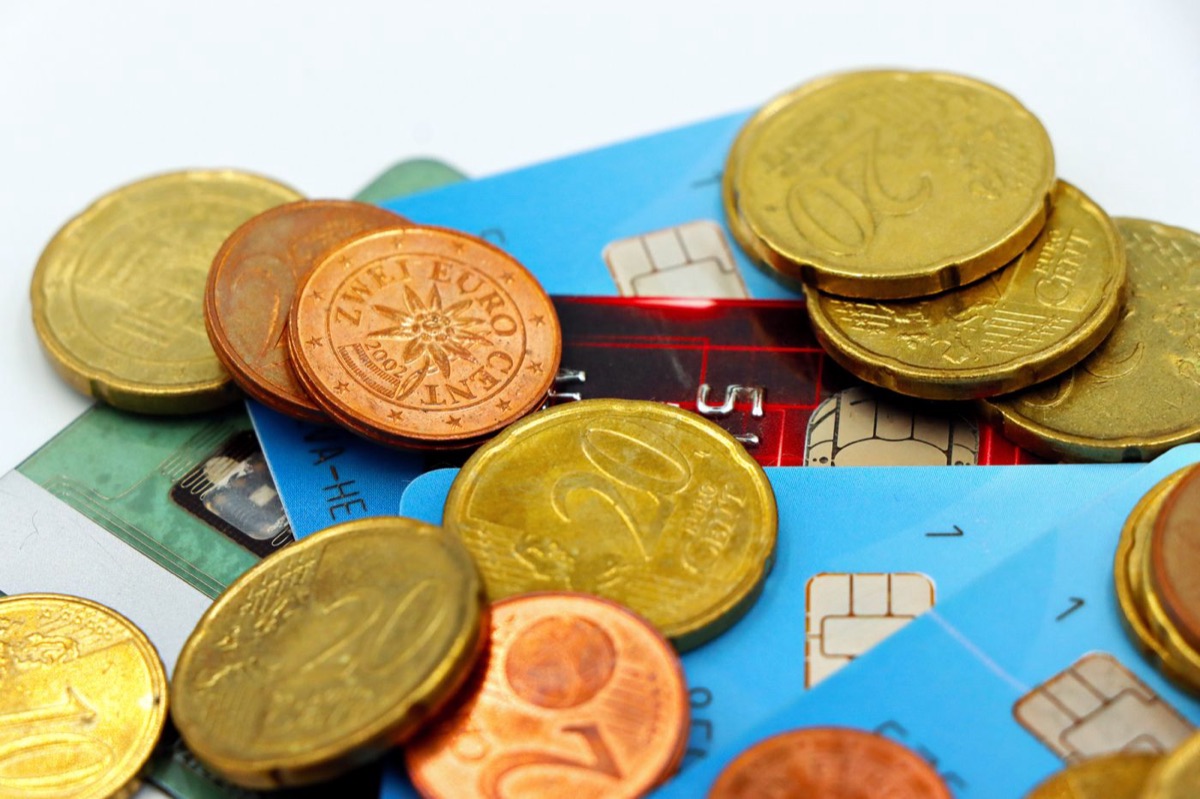 Tarjetas de crédito cubiertas de monedas de euro